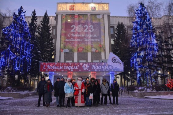 ХТИ – филиал СФУ провел новогоднюю акцию «Зимнее конфетти»